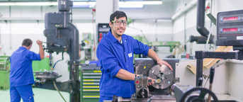 Mechaniker bei der Arbeit Mechaniker bei der Arbeit